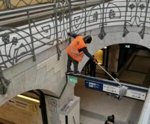 Taki widok na dworcu Wrocław Główny zastali pasażerowie. Mężczyzna bez żadnych zabezpieczeń prowadził prace porządkowe (fot. Facebook)