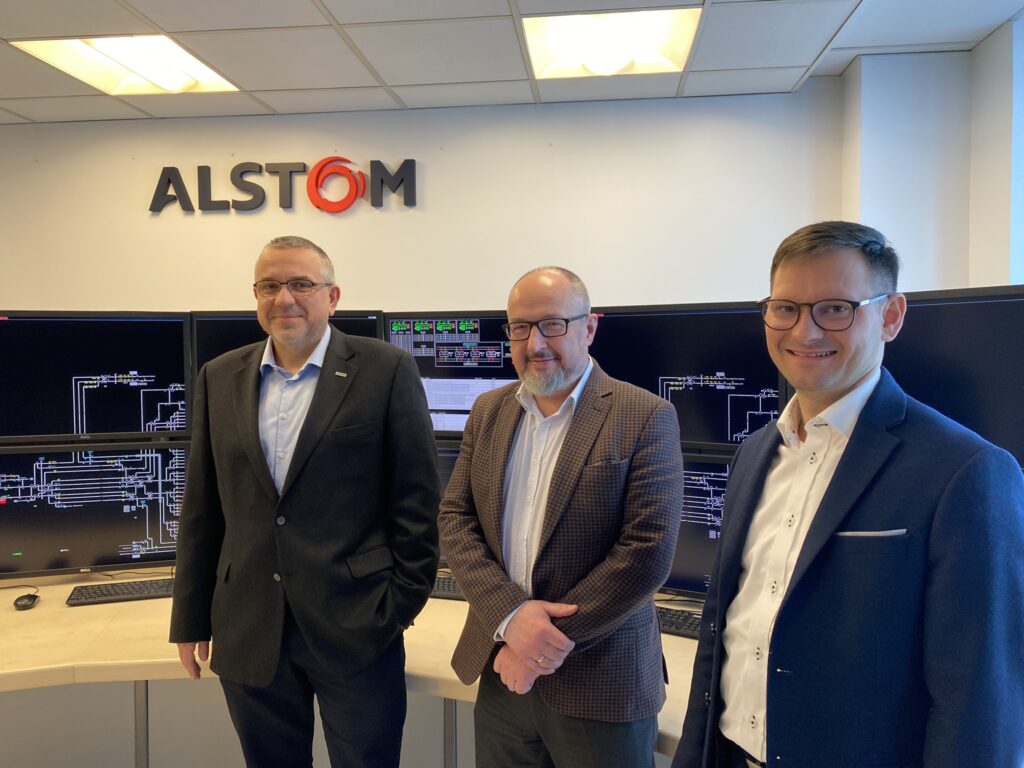 Adam Juretko, Dyrektor Zarządzający o. Katowice w Alstom, dr inż. Andrzej Kochan, Ośrodek Cetryfikacji Transportu i Karol Skrobol, Dyrektor Projektu Alstom