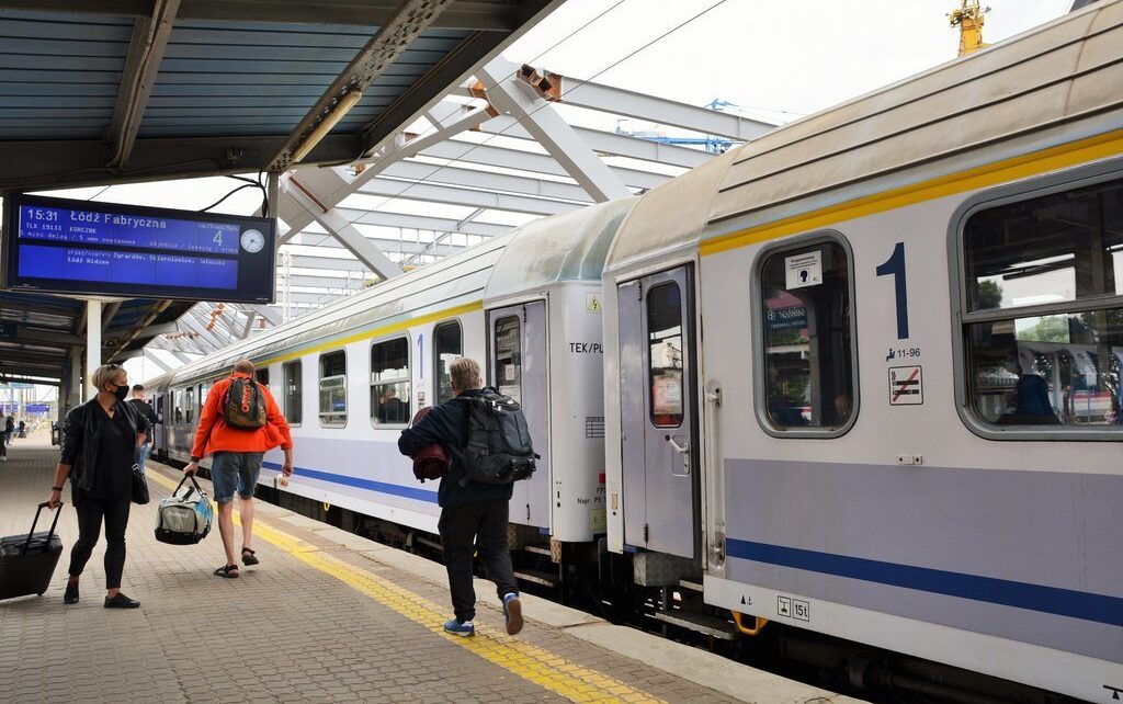W całym 2023 r. z kolei skorzystało 374,4 mln pasażerów.