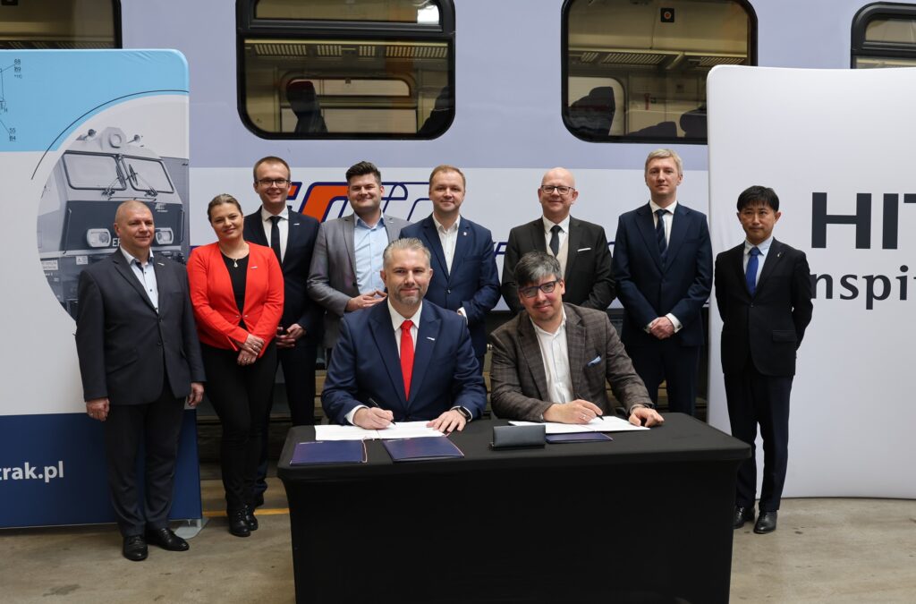 Dokument o współpracy uroczyście podpisali: Tomasz Zelwowiec, Prezes Zarządu PKP Intercity Remtrak (po lewej) oraz Tadeusz Woszczyński, Dyrektor Generalny w Polsce, Austrii i Europie Centralno-Wschodniej w Hitachi Europe Ltd (po prawej). Fot. Michał Ciechowski / Raport Kolejowy