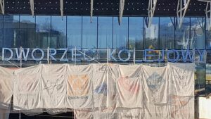 Neon Dworzec Kolejowy na fasadzie nowego dworca Olsztyn Główny