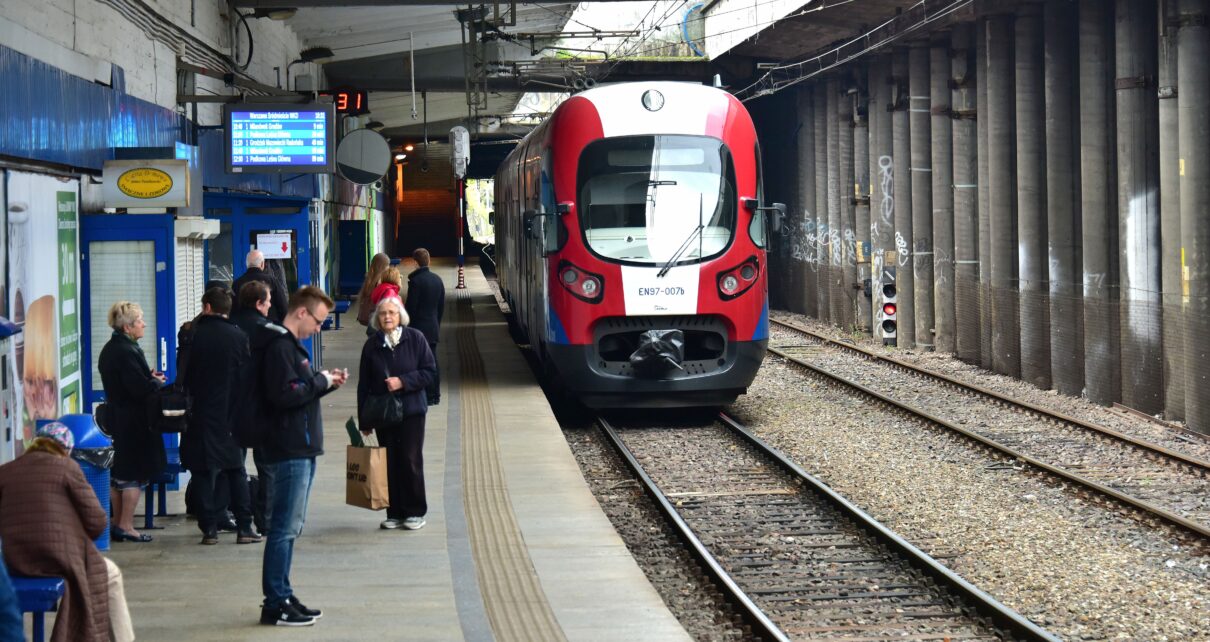 Punktualność pociągów pasażerskich - przodują WKD oraz PKP SKM w Trójmieście (fot. Adrian Grycuk)