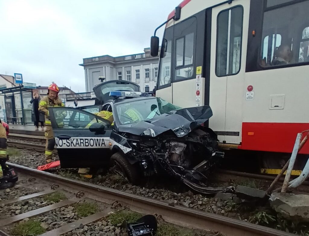 Samochód osobowy wjechał pod tramwaj w Gdańsku (fot. KP PSP w Gdańsku)