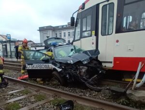 Samochód osobowy wjechał pod tramwaj w Gdańsku (fot. KP PSP w Gdańsku)