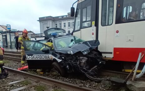 Samochód osobowy wjechał pod tramwaj w Gdańsku (fot. KP PSP w Gdańsku)