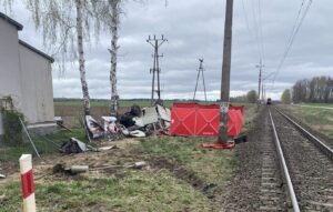 Pękanino: w zderzeniu busa z pociągiem śmierć poniosła jedna osoba. (fot. Ochotnicza Straż Pożarna w Rogowie)