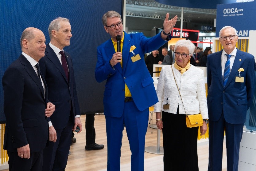 Philip Harting, CEO HARTING Technology Group, prezentuje produkty dla All Electric Society wraz z właścicielami firmy Margrit i Dietmarem Harting, kanclerzem Niemiec Olafem Scholzem i premierem Norwegii Jonasem Gahr Støre.